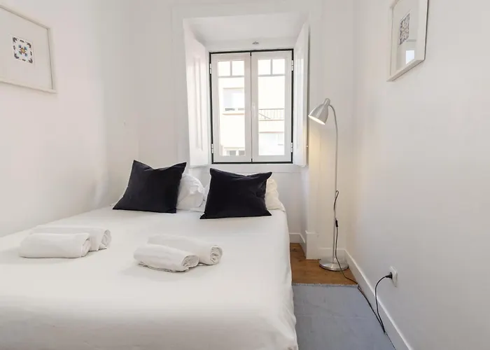 Comfortable With Terrace Near Marques De Pombal, - Ttl317 דירה *